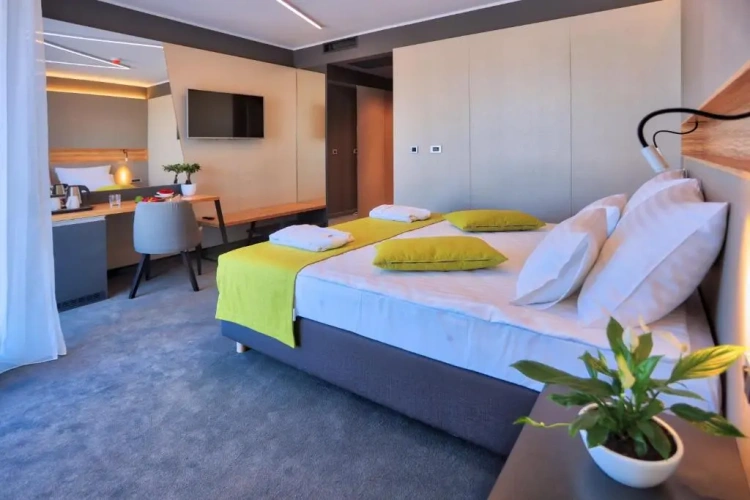 Deluxe Double room with balcony and with partial sea view