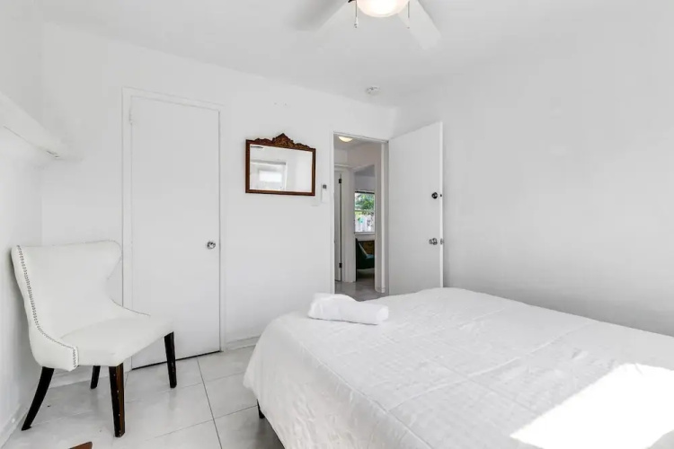 Bungalow With Large Backyard 5 min From Beach