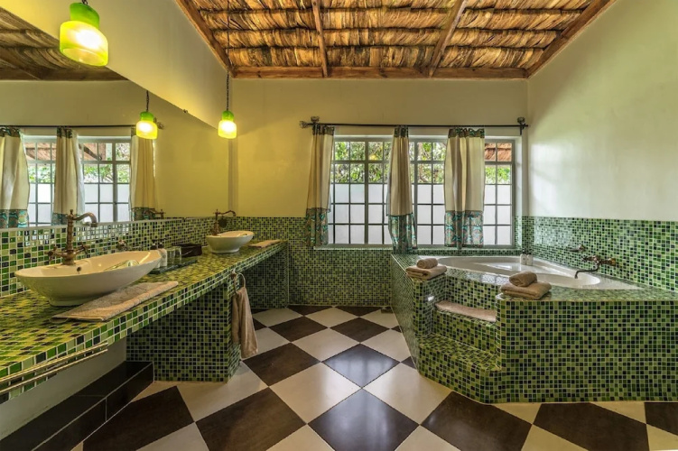 Hatari Lodge