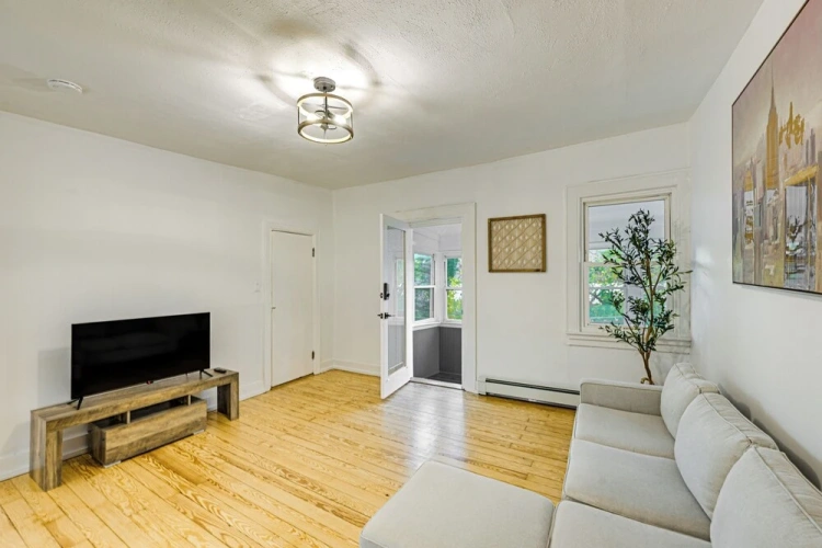 2 Bedrooms Apartment