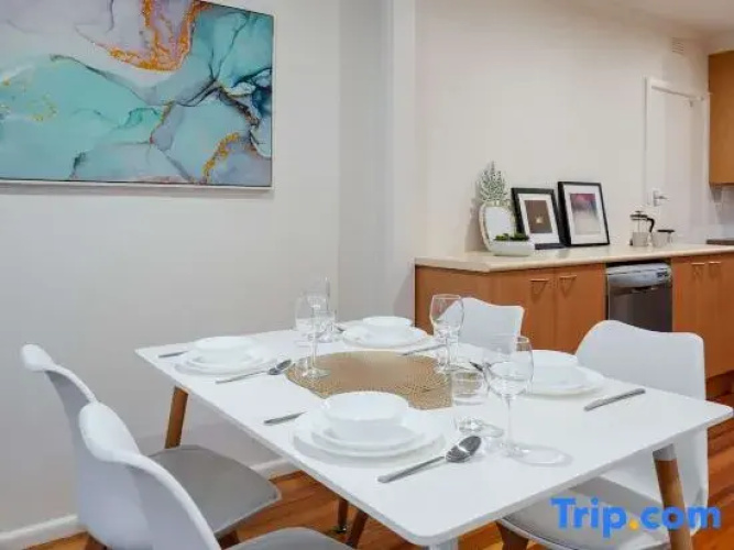 Bright 2B Hampton Coastal Getaway Steps From Beach