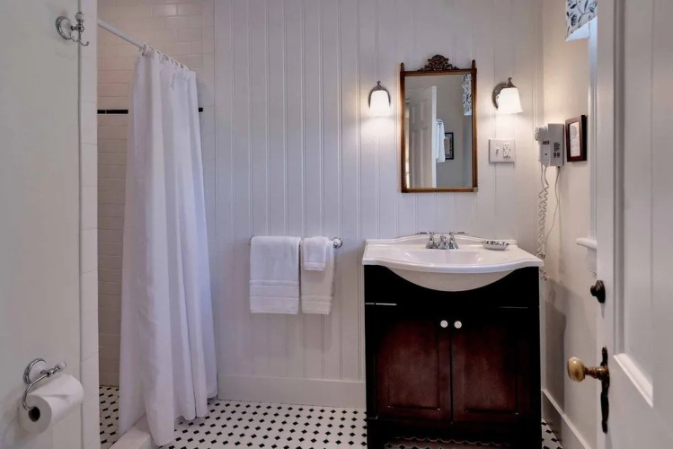 Bentley Manor Inn