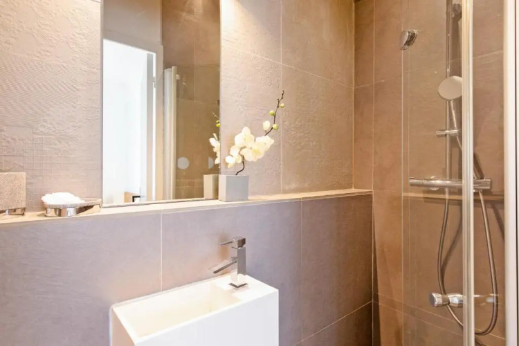 Palais Area: Modern 4 Bedrooms/ 4 Baths