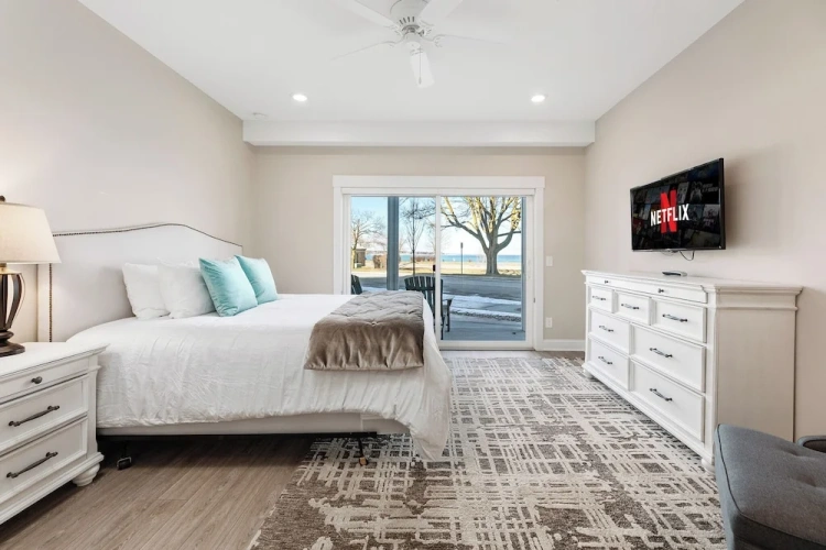 2 Bedrooms Standard Basement room with bay view