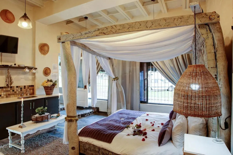 Bedrock Honeymoon Studio En-suite
