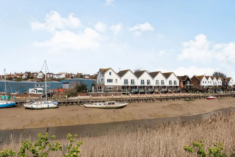 16 The Boathouse