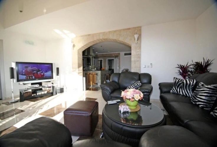 4 Bedrooms Apartment