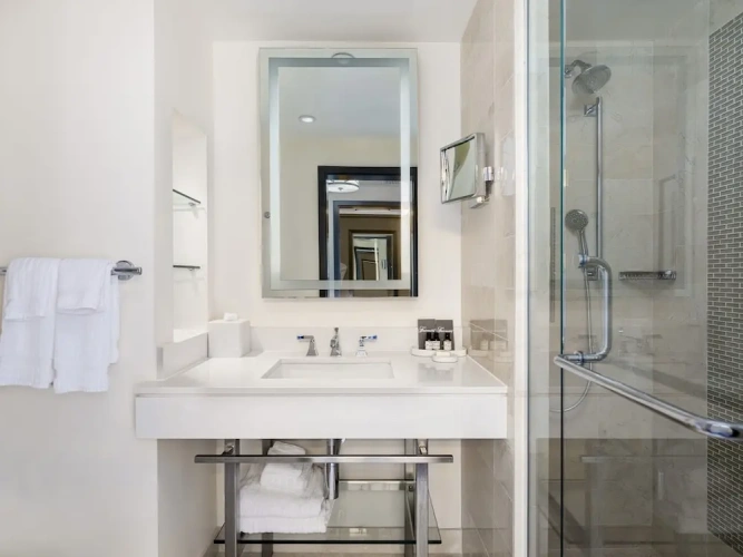 Standard Double Club room with balcony and with harbour view