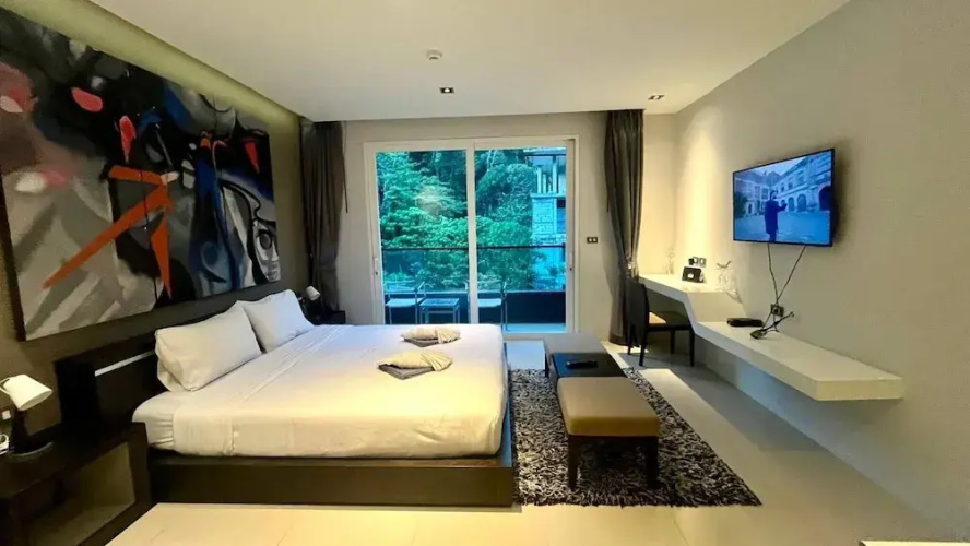 Emerald 521 - Studio With Balcony and Shared Pool
