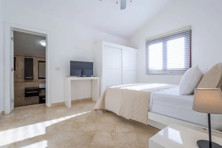 Beachfront 7BR Villa with Pool & Maid