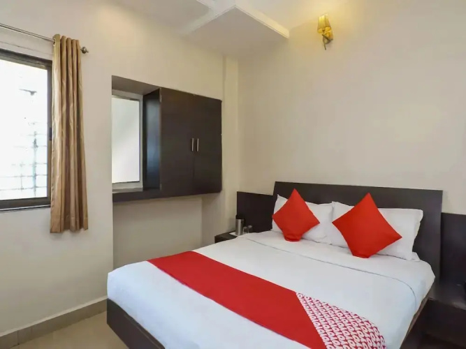 Hotel Mangesh Plaza