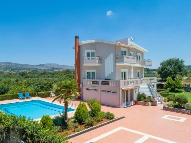 4 Bedrooms Villa