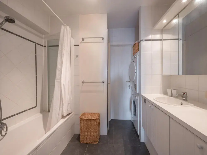 Spacious 9-guest Knokke Apt