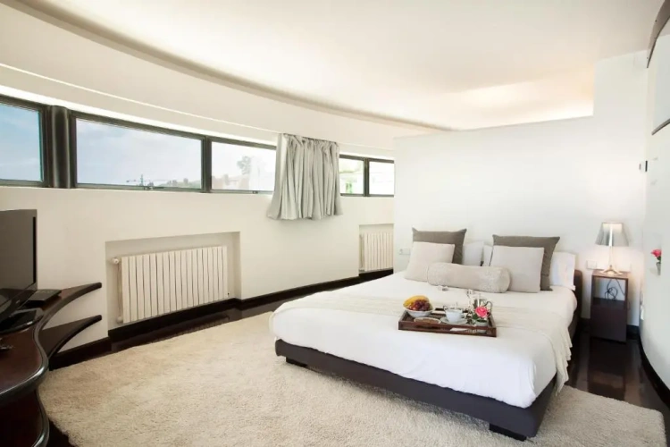 5 Bedrooms Villa