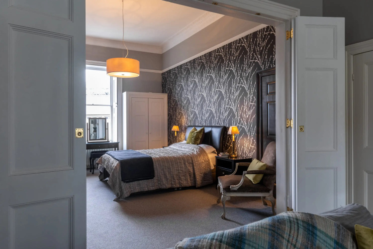 Spacious, Light-filled Period Apartment - Central Bath