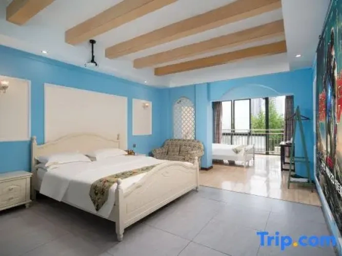 Superior Family Suite with garden view