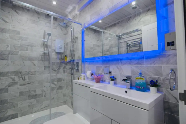 Executive Central Self Contained Flat by CozyNest