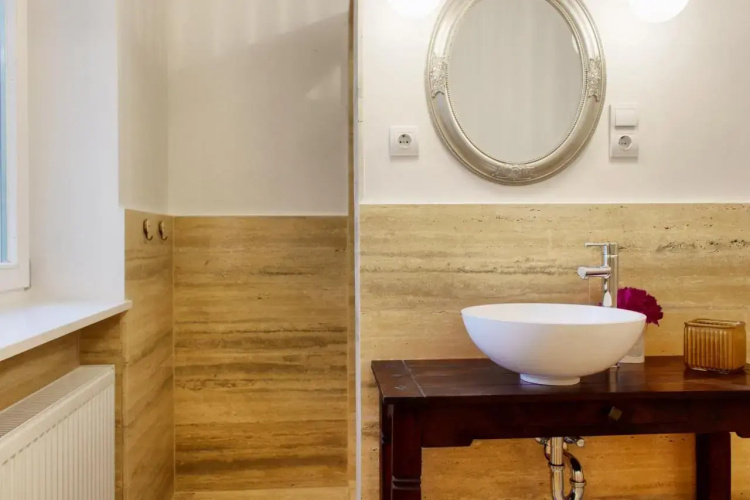 4BR , 3BHR with AC at the OPERA
