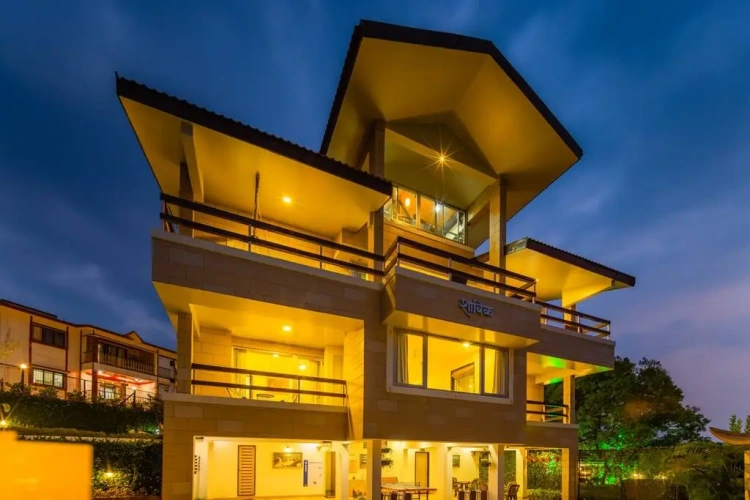 6 Bedrooms Villa