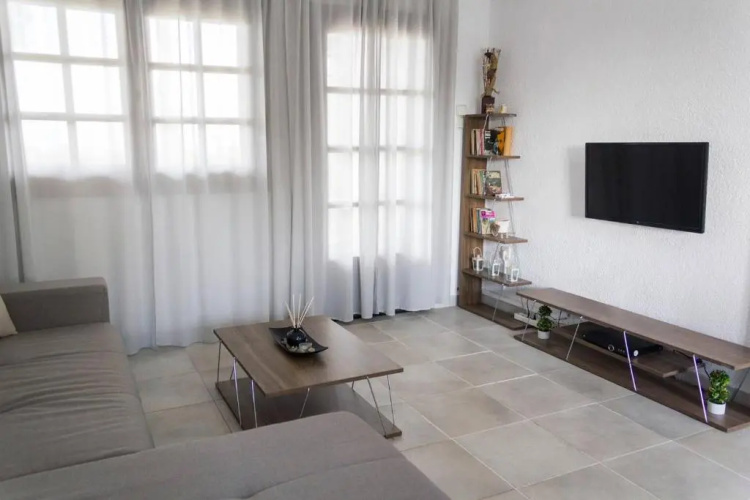 Sea view apartment with a big garden