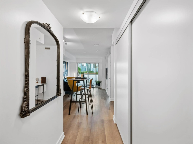 Sleek 1BR + office Condo - CN Tower/Skyline view