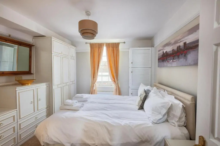 Beach View: Stunning sea view & balcony apartment