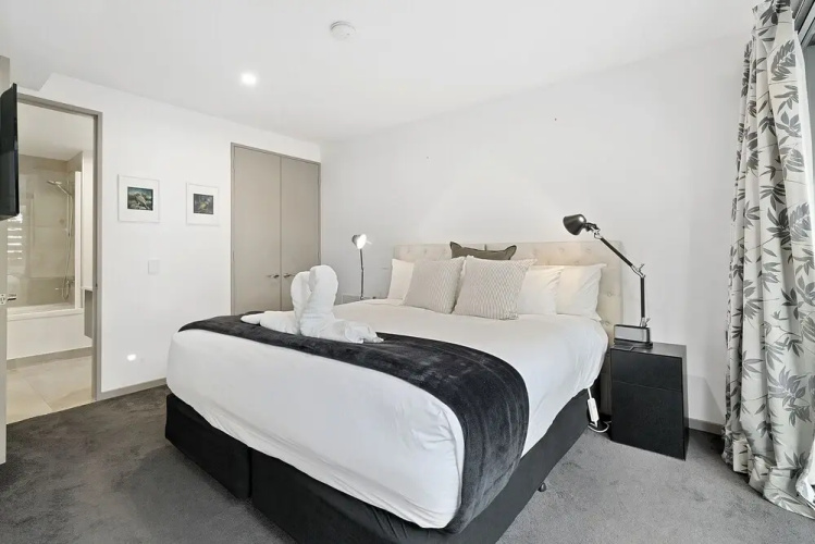 Central Location - Contemporary 2 Bedroom Aptm