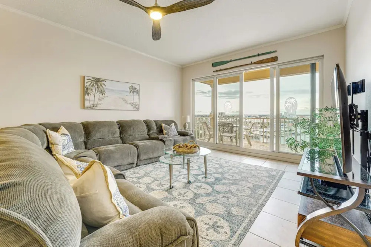 8th Floor Penthouse, Walk to Clearwater Beach