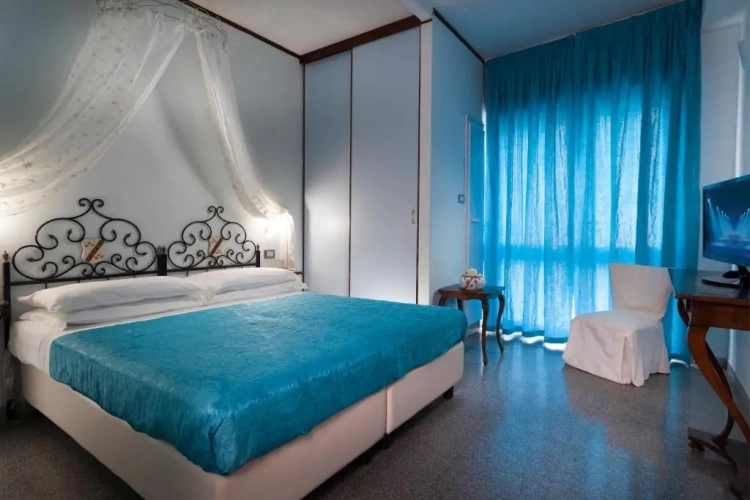 Standard Double room with partial sea view