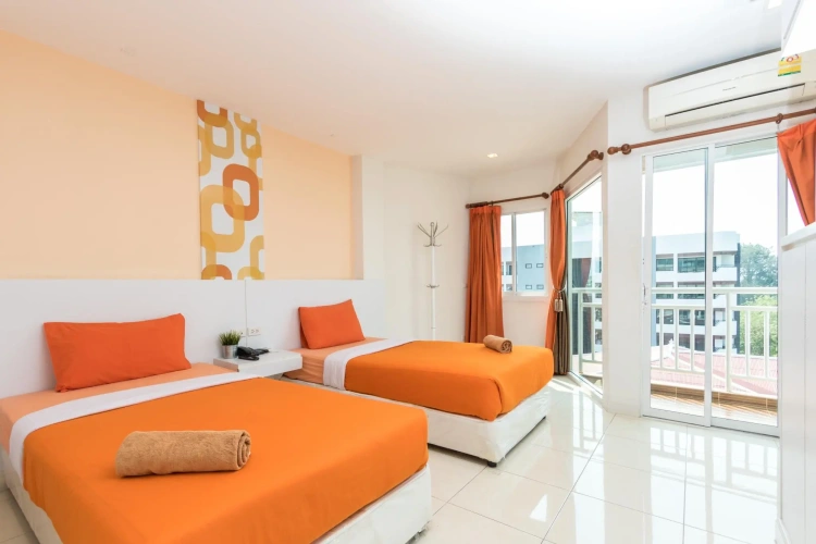 Standard Twin room with partial sea view