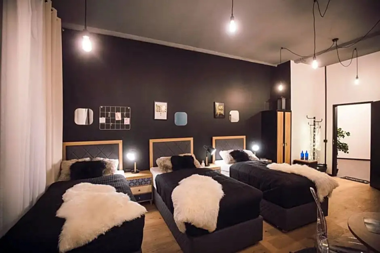 P182 Hidden Hostel