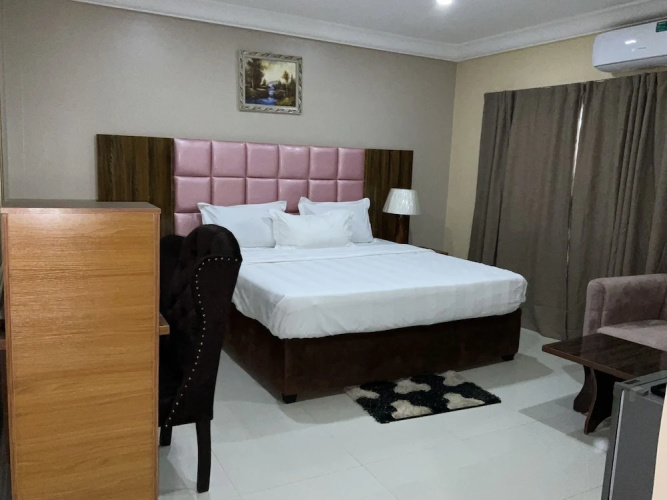 Lis Hotel And Suites