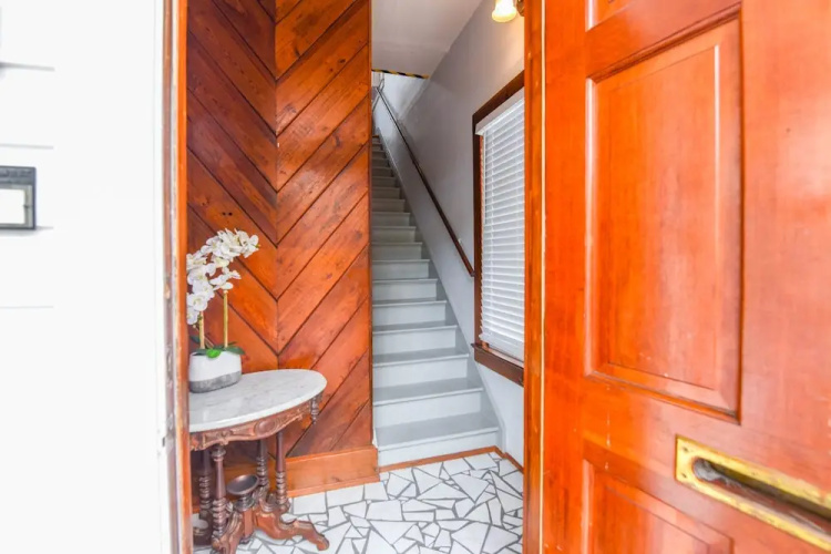 New Coastal Rose - Bright Loft With High Ceilings