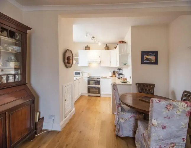 Kensington Beautiful Two Bed Apartment