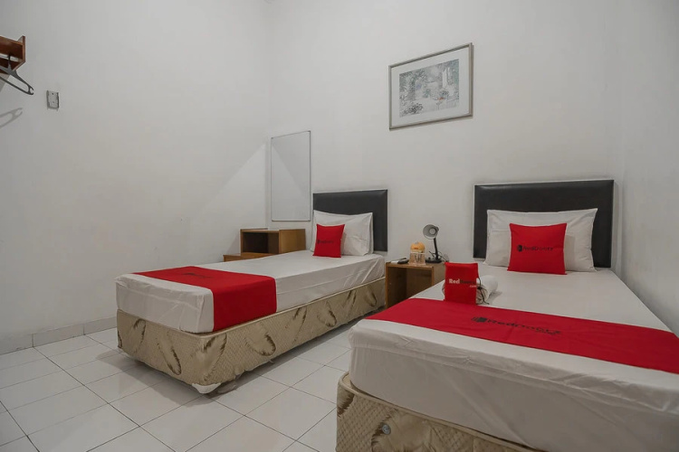 Reddoorz Near Setrasari Mall