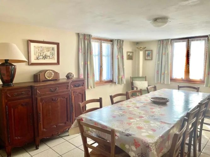 5 Bedrooms Cottage