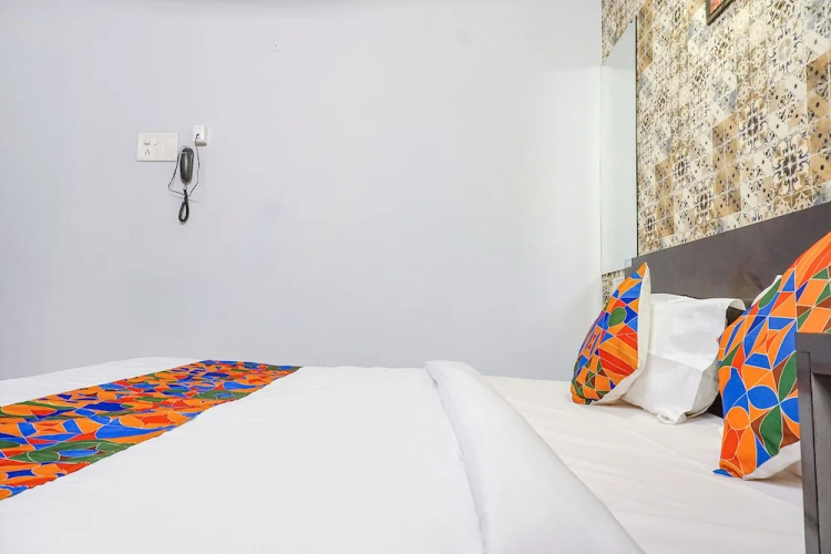 Fabhotel Tan Square