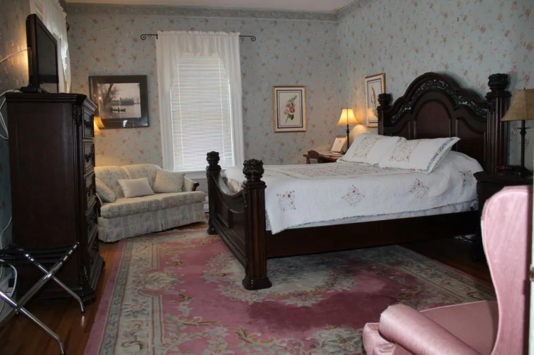 Carriage House Inn