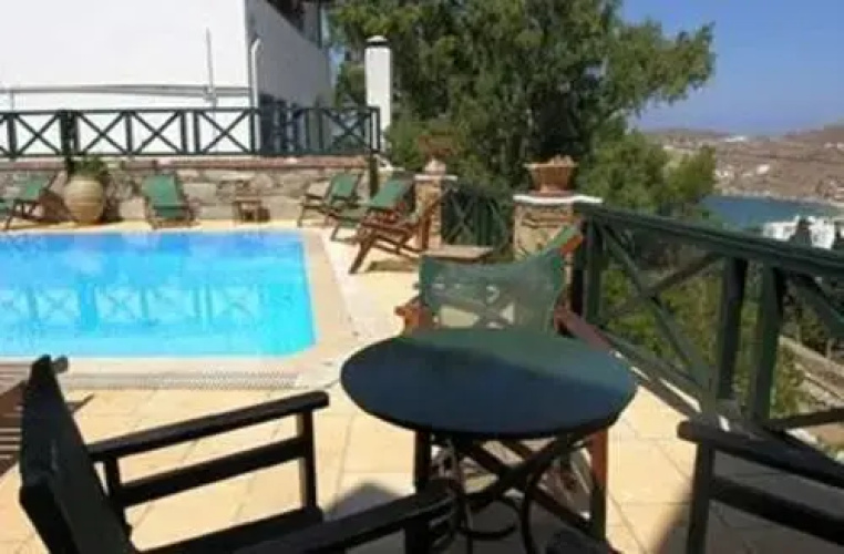 Finikas Santorini