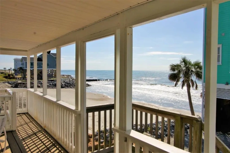 4 Bedrooms Apartment
