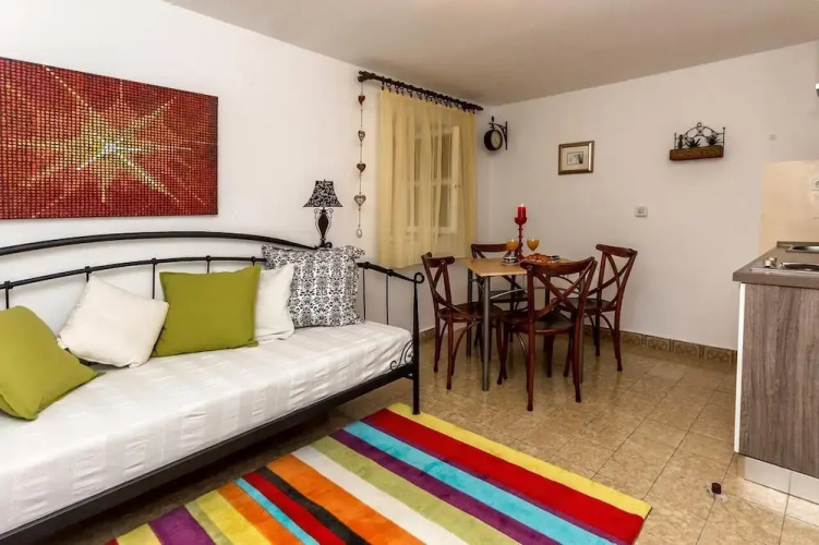 Dalmatian Cottage, Pedestrian Zone