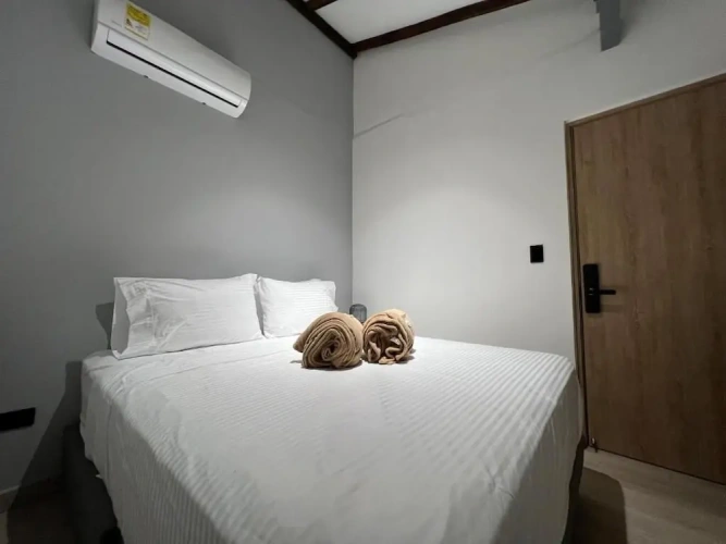 5 Bedrooms Apartment