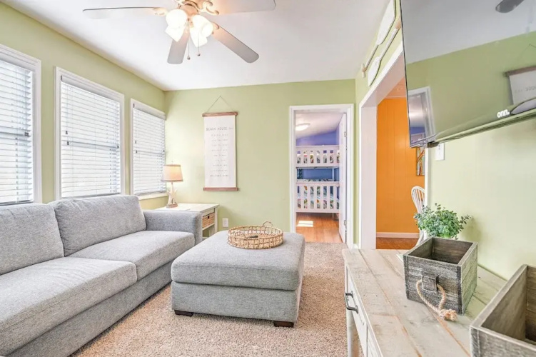 1 Mi to Surfside Beach: Coastal Cottage
