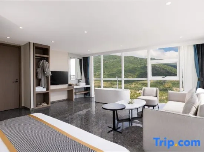 Suite with mountain view