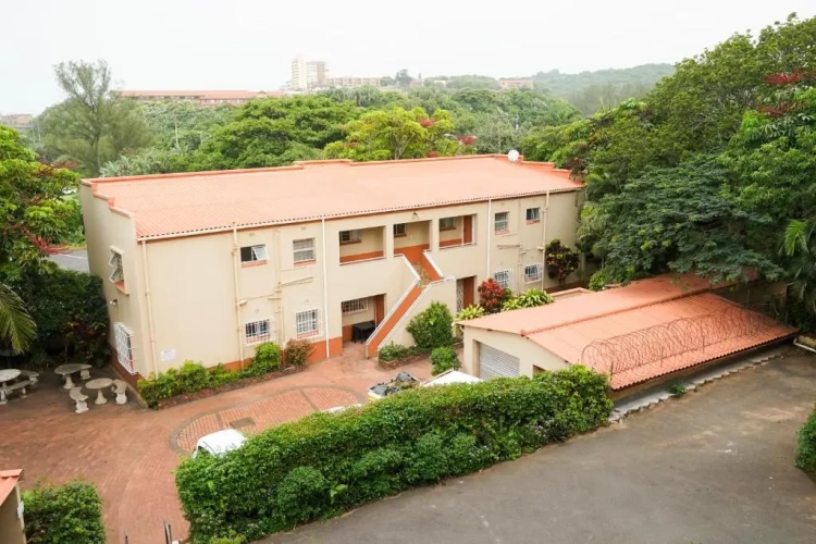 3 Bedrooms Apartment