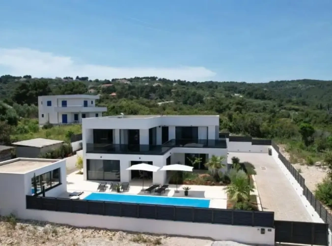 4 Bedrooms Villa with balcony