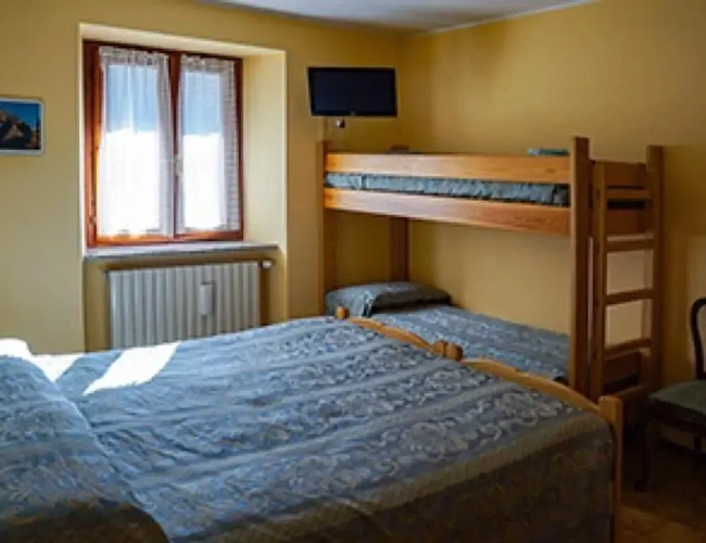 Classic Quadruple room with view