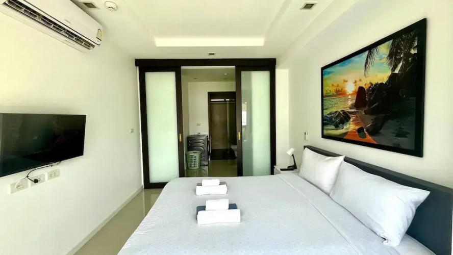 6-17 - 2 Bdr Condo With Balcony and Shared Pool