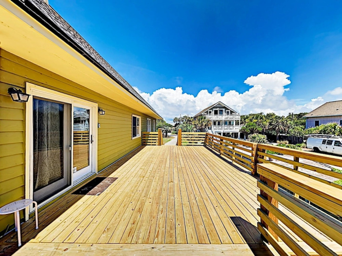 Beachfront Getaway W/ Huge Deck, Classic Interiors Home
