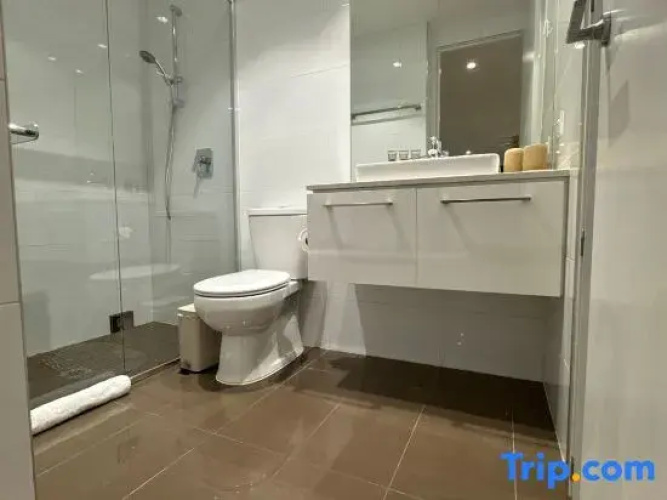Melbourne Sky-High 2BR City Views & Free Parking